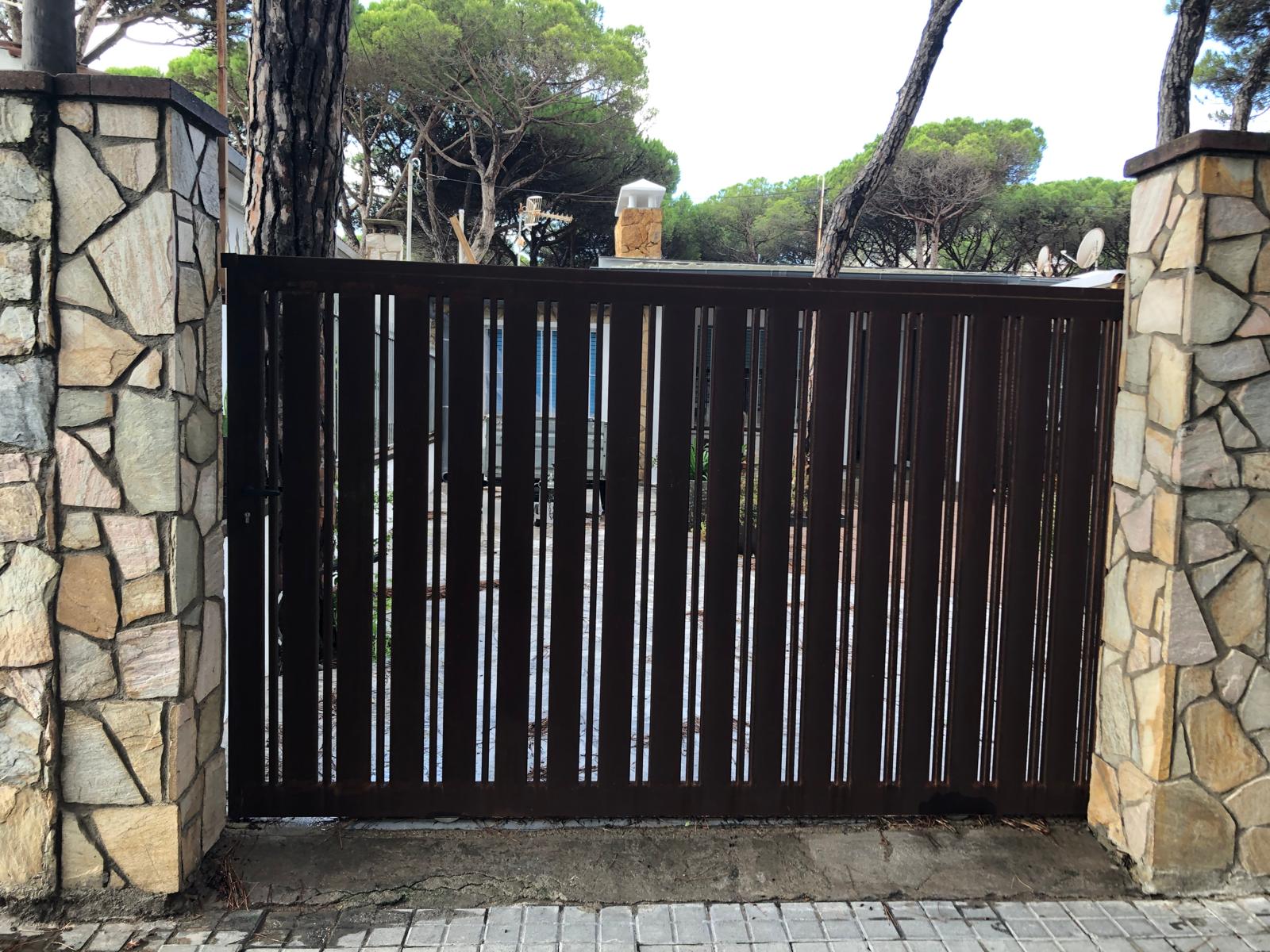 Portes metàl·liques correderes a Girona
