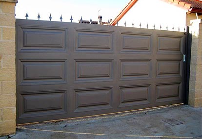 Manteniment de portes metàl·liques a Girona: claus per allargar la seva vida útil