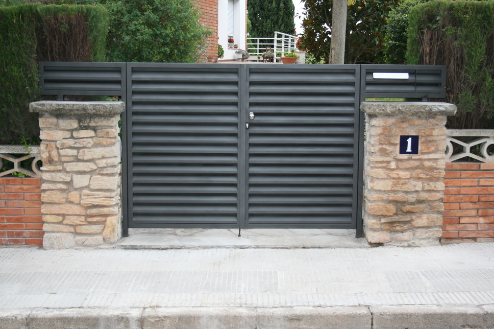 Avantatges de les portes metàl·liques davant altres materials